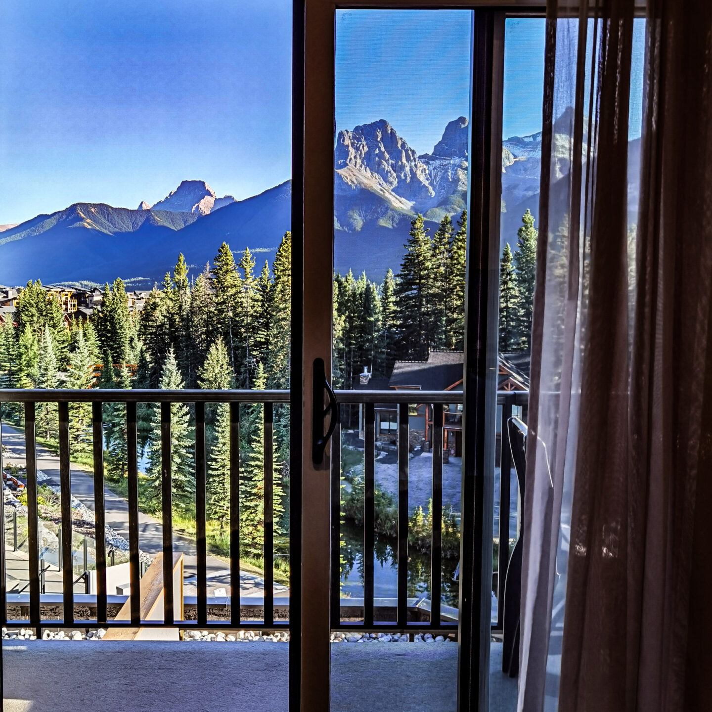 Hotel Malcolm Canmore Alberta - Canadian Rockies - Balcony – Just Sultan